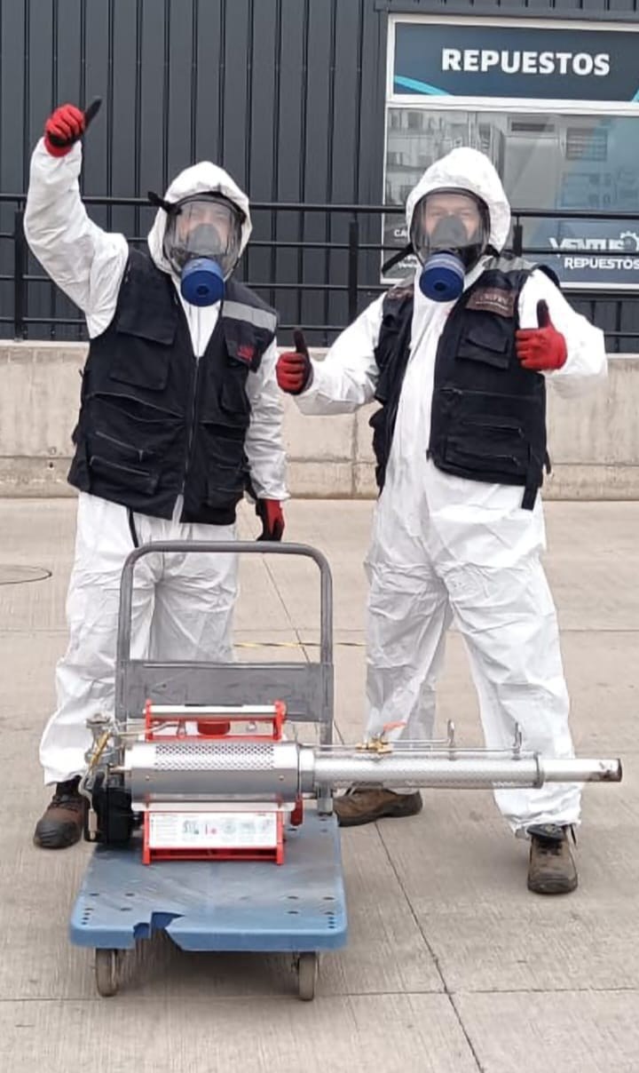 Técnicos de Fumiactiva 24 aplicando tratamiento en terreno